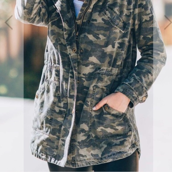 ❗️SOLD❗️Velvet by Graham and Spencer Camo Coat, Sm - Picture 4 of 7